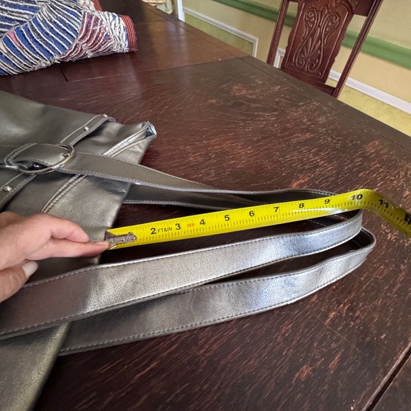 Kenneth Cole’s Unlisted large silver metallic leather Tote bag EUC like new - Picture 8 of 16